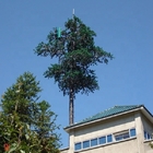Μονοπωλιακός πύργος χάλυβα πεύκων καλυμμένος δέντρο για τις τηλεπικοινωνίες