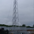 Πύργος χάλυβα τηλεπικοινωνιών με τη σχετική καυτή εμβύθιση εξαρτημάτων που γαλβανίζεται